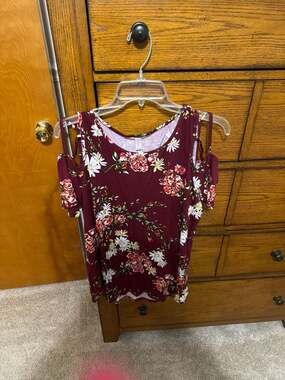 2 shirts NILOUFO Maroon Floral Cold Shoulder Short Sleeve Top Size XL and light